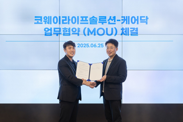 25일 서울 구로구 지타워 코웨이라이프솔루션 본사에서 열린 협약식에서 김명곤 코웨이라이프솔루션 대표이사(오른쪽)와 박재병 케어닥 대표이사가 기념 촬영을 하고 있다. 사진 제공=코웨이라이프솔루션