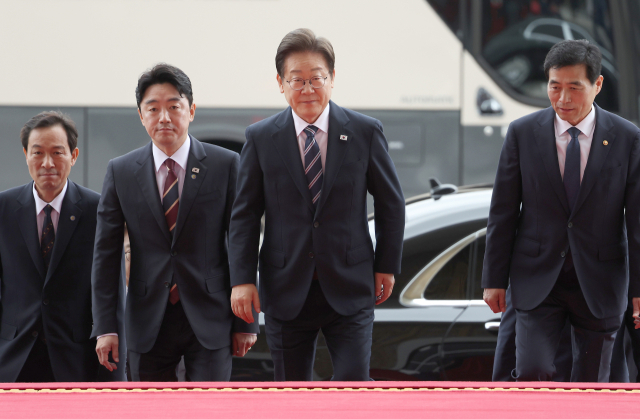 이재명 대통령이 26일 추가경정예산 시정연설을 위해 도착한 국회에서 환담장으로 이동하고 있다. 연합뉴스