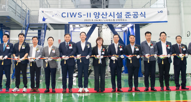 김장호(왼쪽 여섯번째) 구미시장 등이 참석한 가운데 26일 LIG넥스원 CIWS-Ⅱ 양산시설 준공식이 열렸다. 사진제공=구미시