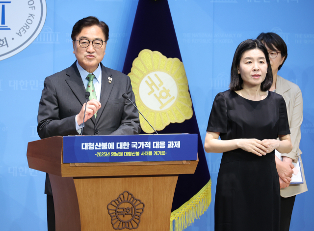 우원식 국회의장이 27일 서울 여의도 국회 소통관에서 열린 '대형산불에 대한 국가적 대응 과제' 특별보고서 발간 기념 기자브리핑에서 인사말을 하고 있다. 연합뉴스
