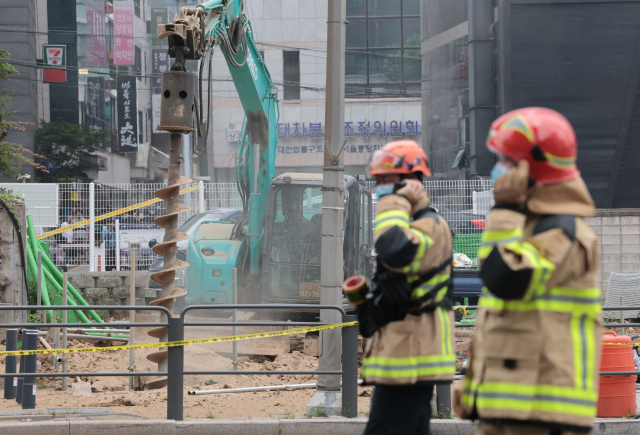 27일 오전 10시 47분께 서울 서초구 지하철 2호선 교대역의 11번 출구 인근에서 도시가스가 유출되는 사고가 발생해 역 주변이 통제되고 있다. 연합뉴스