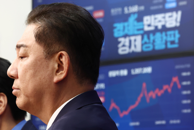 김병기 더불어민주당 대표 직무대행 겸 원내대표가 27일 오전 서울 여의도 국회에서 열린 최고위원회의에서 생각에 잠겨 있다. 뉴스1