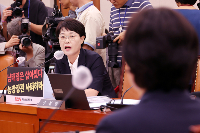 전종덕 진보당 의원이 25일 국회 농림축산식품해양수산위원회 전체회의에서 이재명 정부에서 유임된 송미령 농림축산식품부 장관에게 자진사퇴를 요구하고 있다. 연합뉴스