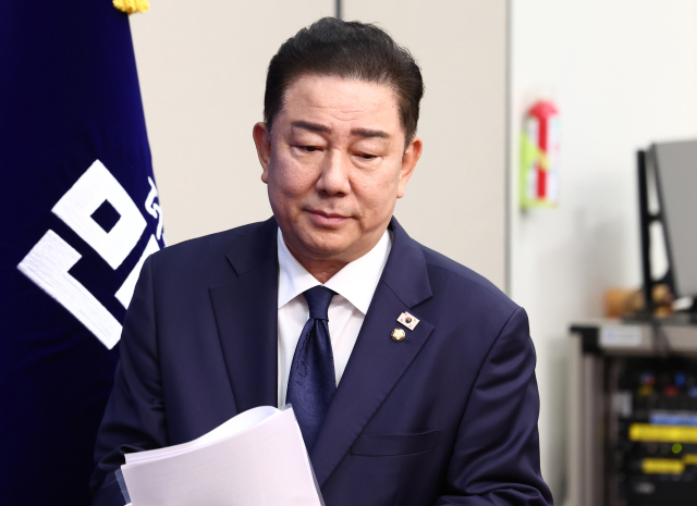김병기 더불어민주당 대표 직무대행 겸 원내대표가 27일 오전 서울 여의도 국회에서 열린 최고위원회의에 입장하고 있다. 2025.6.27/뉴스1