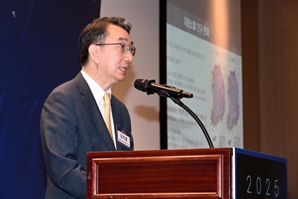 김의준 "기업 손잡고 거점도시 육성…초광역권으로 개편 서둘러야" [미래전략포럼 인천]