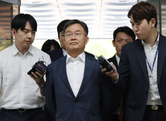 지난 대선에서 대장동 사건과 관련한 허위 인터뷰로 윤석열 대통령의 명예를 훼손한 혐의를 받는 화천대유자산관리 대주주 김만배 씨가 지난해 6월 20일 서울 서초구 서울중앙지법에서 열린 영장실질심사에 출석하기 위해 법정으로 향하고 있다. 연합뉴스