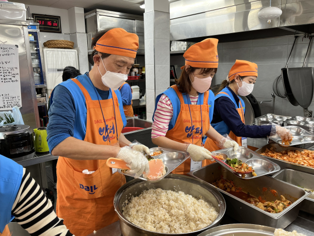 김종훈(왼쪽) 한미글로벌 회장과 직원들이 봉사 활동을 하고 있다. 사진 제공=한미글로벌