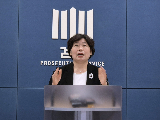 12·3 비상계엄 사건'을 수사하는 조은석 내란 특검팀의 박지영 특검보가 24일 서울 서초구 서울고등검찰청 기자실에서 윤석열 전 대통령에 대해 특수공무집행방해 혐의 등으로 체포영장을 전격 청구했다는 내용을 브리핑하고 있다. 연합뉴스