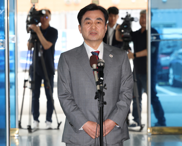 안규백 국방부 장관 후보자가 27일 서울 용산구 육군회관에 마련된 인사청문회 준비사무실로 들어서며 취재진의 질문에 답하고 있다. 연합뉴스
