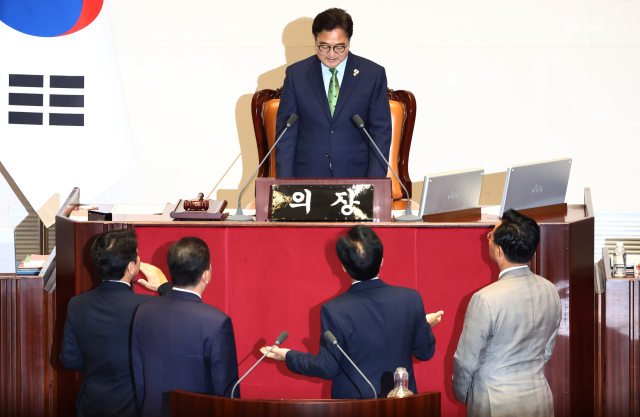 우원식 국회의장이 27일 서울 여의도 국회에서 상임위원장 선출 관련 본회의 개의를 놓고 김병기 더불어민주당 원내대표, 문진석 원내수석부대와 송언석 국민의힘 원내대표, 유상범 원내수석부대표와 대화하고 있다. 뉴스1
