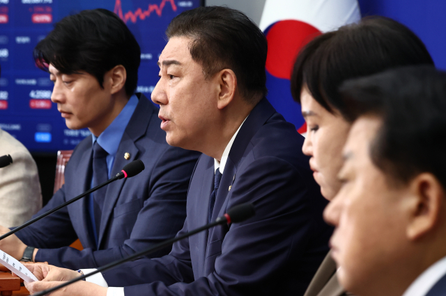 김병기 더불어민주당 대표 직무대행 겸 원내대표가 27일 오전 서울 여의도 국회에서 열린 최고위원회의에서 모두 발언을 하고 있다. 뉴스1