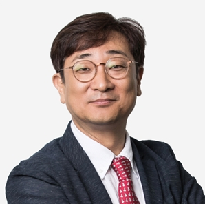 [정재민의 미디어 풍경] 공개의 역설: 사람들은 AI와 인간기자 중 어느 쪽을 더 신뢰할까?