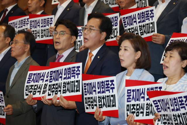 송언석(왼쪽 세 번째) 국민의힘 원내대표와 의원들이 27일 오후 서울 여의도 국회에서 상임위원장 선출을 위한 본회의에 불참하고 더불어민주당 규탄대회를 하고 있다. 뉴스1