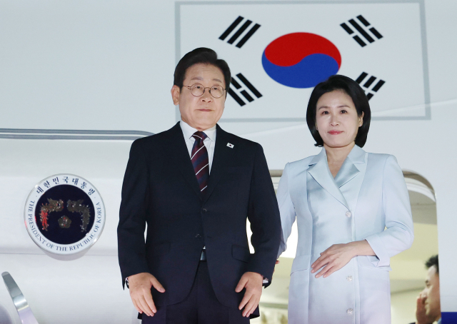 이재명 대통령과 김혜경 여사가 이달 19일 51차 주요 7개국(G7) 정상회의 일정을 마친 뒤 성남 서울공항에 도착해 공군 1호기에서 내리고 있다. 연합뉴스