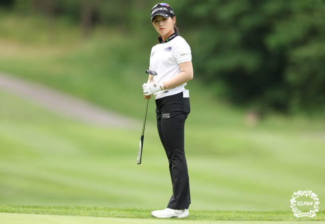 퍼팅한 공을 바라보고 있는 박현경. 사진 제공=KLPGA