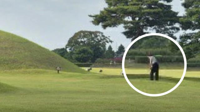 경주 왕릉 잔디밭에서 골프 연습을 하는 남성. JTBC 방송화면 캡처