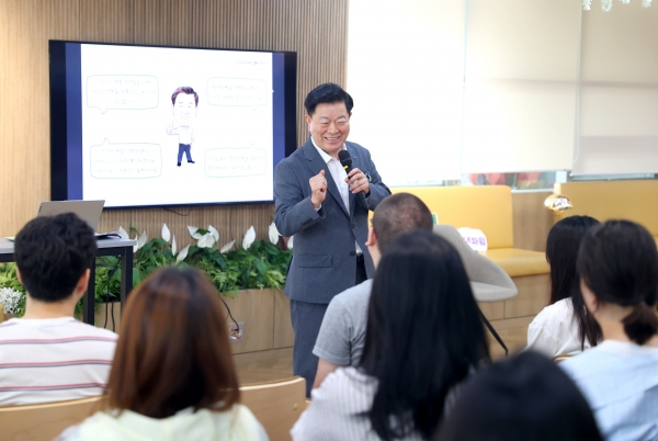 27일 열린 ‘청년잡(Job)담’ 토크콘서트에서 박승원 광명시장이 청년들과 대화를 나누고 있다. 사진 제공=광명시
