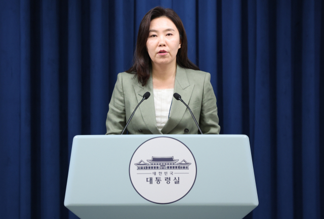 강유정 대변인이 27일 용산 대통령실에서 현안 관련 브리핑을 하고 있다. 뉴스1