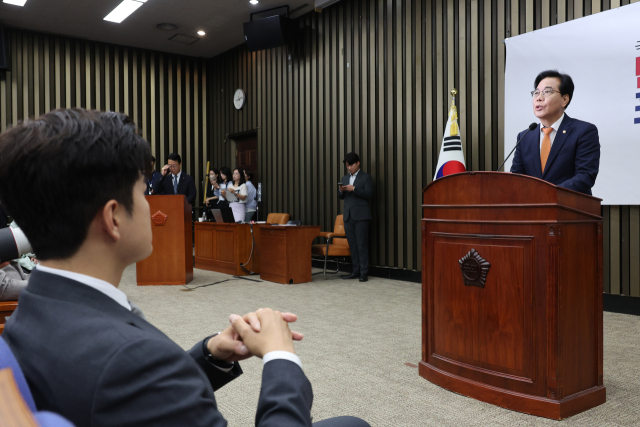 송언석 국민의힘 원내대표가 27일 서울 여의도 국회에서 열린 의원총회에서 발언하고 있다. 왼쪽은 김용태 비상대책위원장. 연합뉴스