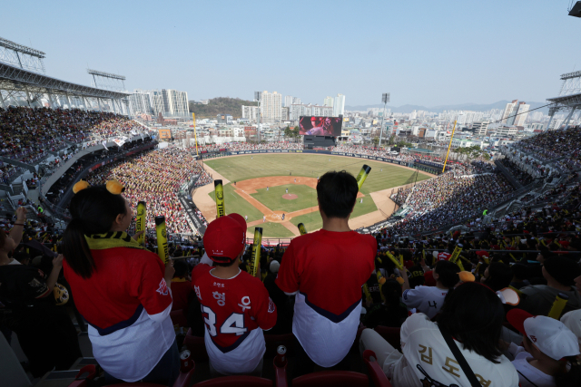광주 기아챔피언스필드에서 열린 '2025 신한 SOL 뱅크 KBO리그' 개막전 KIA타이거즈와 NC다이노스 경기를 찾은 야구팬들이 경기를 관람하고 있다. 뉴스1