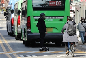 ‘무단횡단 킥보드’ 경찰서 데려갔는데 되레 벌금?…무슨 일