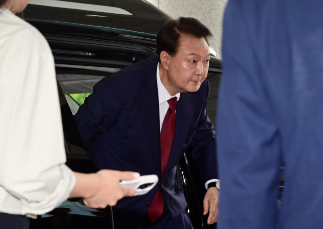 윤석열 전 대통령이 28일 12·3 비상계엄과 관련한 내란·외환 사건을 수사하는 조은석 특별검사팀에 조사를 받기 위해 서울 서초구 서울고등검찰청으로 들어가고 있다. 조태형 기자