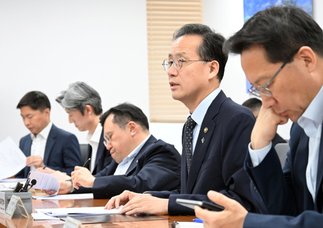이형일(오른쪽 두번째) 기획재정부 장관 직무대행 1차관이 27일 서울 종로구 정부서울청사에서 열린 '국가경쟁력 정책협의회'를 주재하고 있다. 사진 제공=기재부