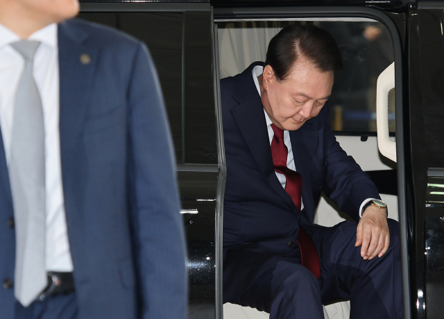윤석열 전 대통령이 28일 12·3 비상계엄과 관련한 내란·외환 사건을 수사하는 조은석 특별검사팀에 조사를 받기 위해 서울 서초구 서울고등검찰청으로 들어가고 있다. 조태형 기자