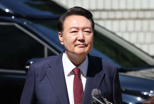 윤석열 전 대통령이 23일 서울 서초구 서울중앙지방법원에서 열린 내란 우두머리 혐의·직권남용 권리행사 방해 혐의 사건 8차 공판에 출석하고 있다. 사진공동취재단