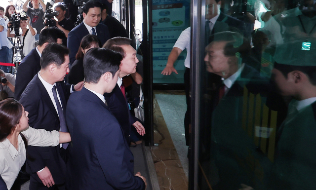 윤석열 전 대통령이 28일 12·3 비상계엄과 관련한 내란·외환 사건을 수사하는 조은석 특별검사팀에 조사를 받기 위해 서울 서초구 서울고등검찰청으로 들어가고 있다. 조태형 기자 2025.06.28