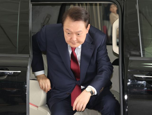 윤석열 전 대통령이 28일 12·3 비상계엄과 관련한 내란·외환 사건을 수사하는 조은석 특별검사팀에 조사를 받기 위해 서울 서초구 서울고등검찰청에 도착해 하차하고 있다. 조태형 기자