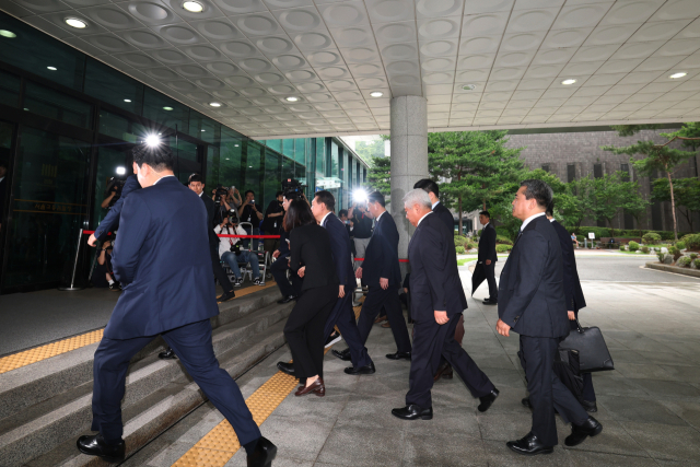 윤석열 전 대통령이 28일 12·3 비상계엄과 관련한 내란·외환 사건을 수사하는 조은석 특별검사팀에 조사를 받기 위해 서울 서초구 서울고등검찰청으로 들어가고 있다. 조태형 기자