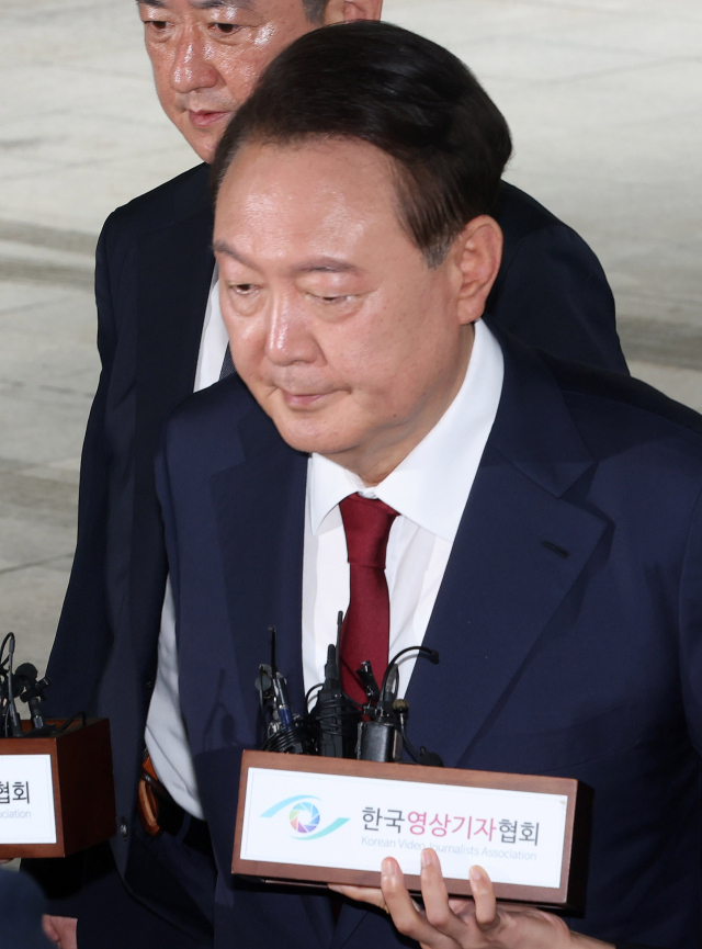 윤석열 전 대통령이 28일 12·3 비상계엄과 관련한 내란·외환 사건을 수사하는 조은석 특별검사팀에 조사를 받기 위해 서울 서초구 서울고등검찰청으로 들어가고 있다. 조태형 기자