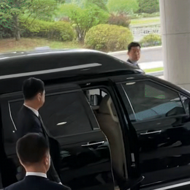 윤석열 전 대통령이 28일 12·3 비상계엄과 관련한 내란·외환 사건을 수사하는 조은석 특별검사팀에 조사를 받기 위해 서울 서초구 서울고등검찰청으로 들어가고 있다. 박호현 기자