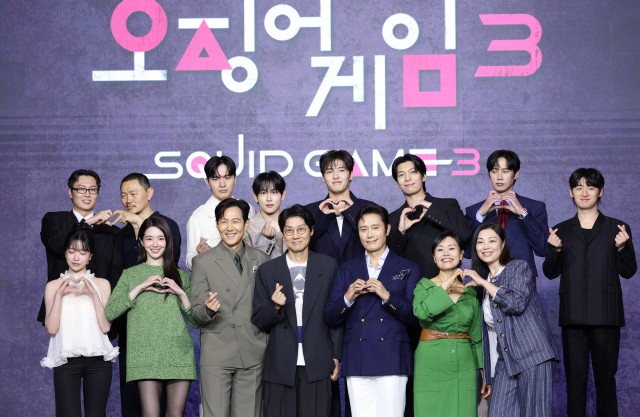 9일 서울 용산구 서울드래곤시티에서 열린 넷플릭스 시리즈 '오징어 게임' 시즌3 제작발표회에서 드라마 주역들이 포즈를 취하고 있다. 뉴스1