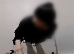 "전직 여경이라며? 소름"…유명 가수 집 스토킹했다 잘렸는데, 이번엔 또