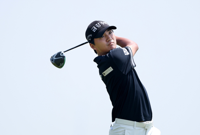 옥태훈이 28일 군산CC 오픈 3라운드 6번 홀에서 티샷을 하고 있다. 사진 제공=KPGA