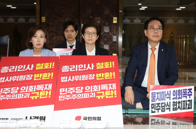 송언석 국민의힘 원내대표(맨오른쪽)가 27일 국회 로텐더홀에서 김민석 국무총리 후보자의 지명 철회, 법제사법위원장 반환을 촉구하며 농성을 하고 있는 국민의힘 의원들과 만나고 있다. 연합뉴스