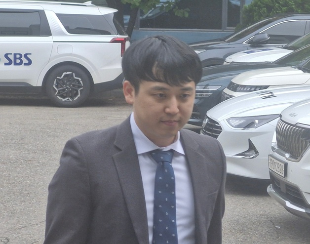 한성존 신임 대한전공의협의회 비상대책위원장이 28일 서울 영등포구 서울시의사회에서 열린 대전협 임시대의원총회에 참석하기 위해 입장하고 있다. 뉴스1
