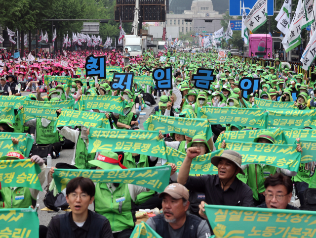 민주노총 조합원들이 28일 오후 서울 중구 숭례문 인근에서 열린 '최저임금 인상·노동기본권 쟁취 결의대회'에서 구호를 외치고 있다. 뉴스1