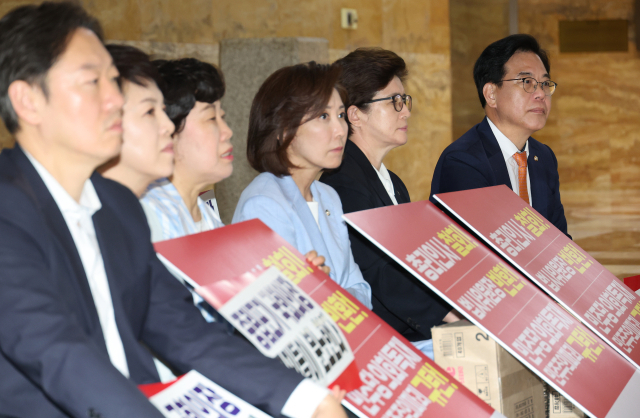 국민의힘 의원들이 27일 국회 로텐더홀에서 김민석 국무총리 후보자의 지명 철회, 법제사법위원장 반환을 촉구하며 농성을 벌이고 있다. 연합뉴스
