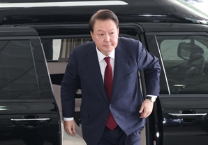 전한길 "내란은 무죄"…尹 특검 소환에 보수·진보 시민들 고검 앞으로