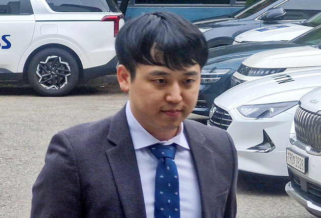 한성존 신임 대한전공의협의회 비상대책위원장이 28일 서울 영등포구 서울시의사회에서 열린 대전협 임시대의원총회에 참석하기 위해 이동하고 있다. 뉴스1