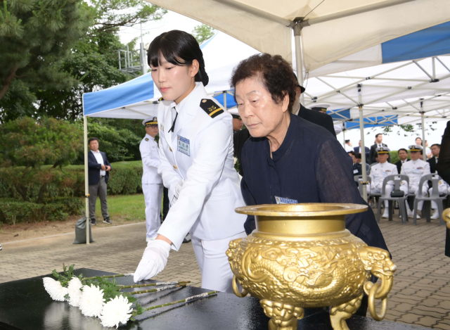고(故) 조천형 상사의 딸인 조시은 소위(왼쪽)와 모친 임헌순 여사가 29일 경기도 평택 해군제2함대사령부에서 열린 제2연평해전 승전 23주년 기념행사에서 전승비에 헌화하고 있다. 사진제공=해군
