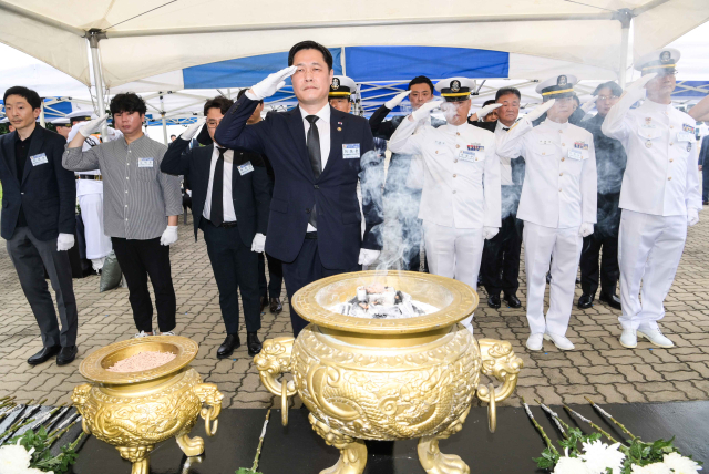 지난 2022년 제2연평해전 당시 참수리-357호정 부장이었던 이희완(맨 앞) 보훈부 차관과 참전 장병들이 29일 경기도 평택 해군제2함대사령부에서 열린 제2연평해전 승전 23주년 기념행사에서 경례하고 있다. 사진제공=해군