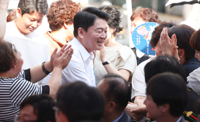 안철수 국민의힘 의원이 이달 18일 대구 중구 서문시장을 찾아 시민들과 인사하고 있다. 연합뉴스