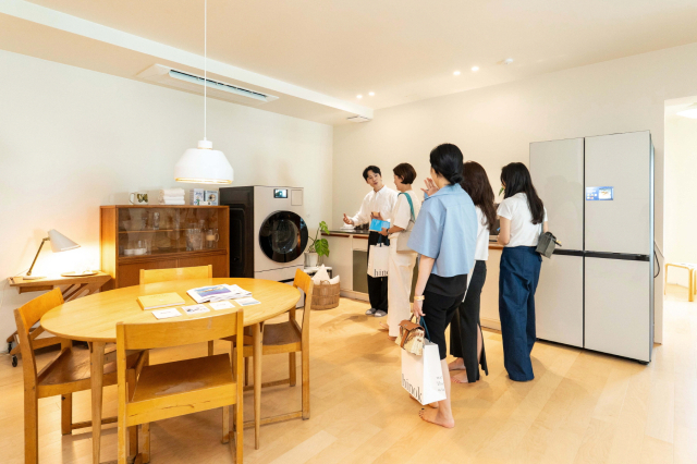 관람객이 부산 해운대구 달맞이길 복합문화공간 에케(ECKE)에서 진행된 라이프스타일 전시에서 삼성전자 2025년형 비스포크 AI 가전을 체험하고 있다. 사진제공=삼성전자