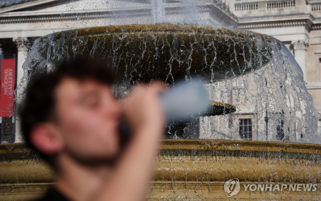 9월 늦은 더위에 영국 런던 분수에서 한 남성이 물을 마시고 있다. EPA연합뉴스
