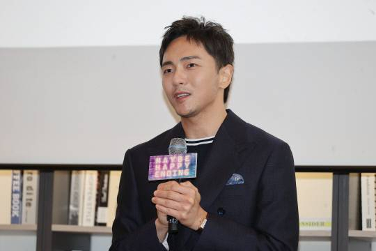 박천휴 작가가 지난 24일 서울 중구 커뮤니티하우스 마실에서 열린 뮤지컬 '어쩌면 해피엔딩' 토니상 6관왕 기념 기자간담회에서 인사말을 하고 있다. 연합뉴스