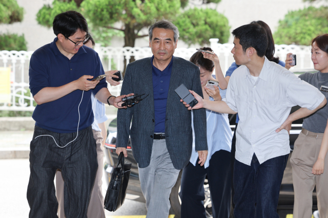 윤석열 전 대통령 부인 김건희 여사와 관련한 각종 의혹 사건을 수사하는 민중기 특별검사가 29일 서울 서초구에 마련된 특검팀 사무실로 출근하고 있다. 연합뉴스
